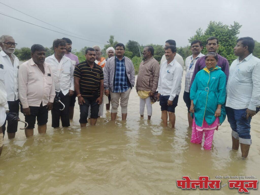 उपजिल्हाधिकारी सुशांत शिंदे यांनी देव नदीला आलेल्या महापूराने झालेल्या नुकसानीची केली पाहणी.