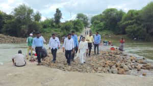 अतिवृष्टीमुळे आनंदवाडी-सुनेगाव जोड रस्त्यावरील पूल वाहुन गेला; उपविभागीय अधिकाऱ्यांनी केली पाहणी