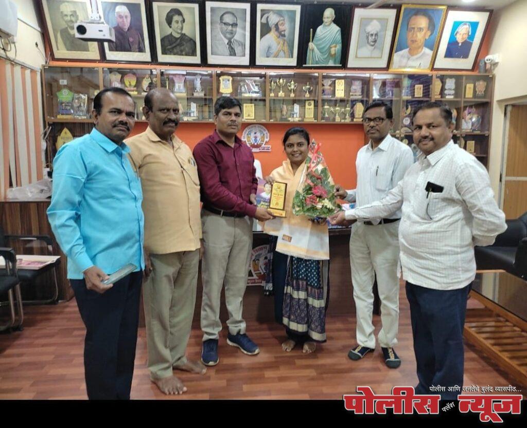 छत्रपती शिवाजी राजे महाविद्यालयाची विद्यार्थिनी स्नेहा सूर्यवंशी यांचा सत्कार संपन्न