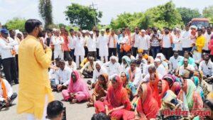 निलंग्यात मनसेचे रास्ता रोको आंदोलन, अतिवृष्टीग्रस्त शेतकऱ्यांसाठी एकरी पन्नास हजारांची मदत मागितली