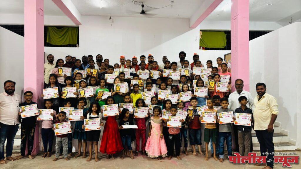 श्री रोकडे हनुमान युवक गणेश मंडळ मानाचा राजा गणपती,कपाळे गल्ली ,उदगीर येथे रांगोळी व चित्रकला स्पर्धेचे बक्षीस वितरण संपन्न.