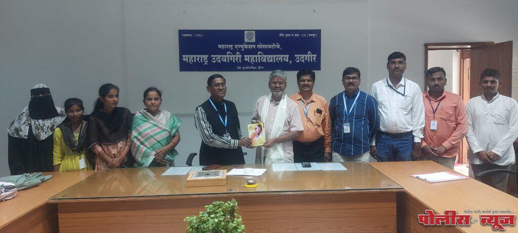 महाराष्ट्र उदयगिरी महाविद्यालयात बगळाकार प्रसाद कुमठेकरांचा सत्कार