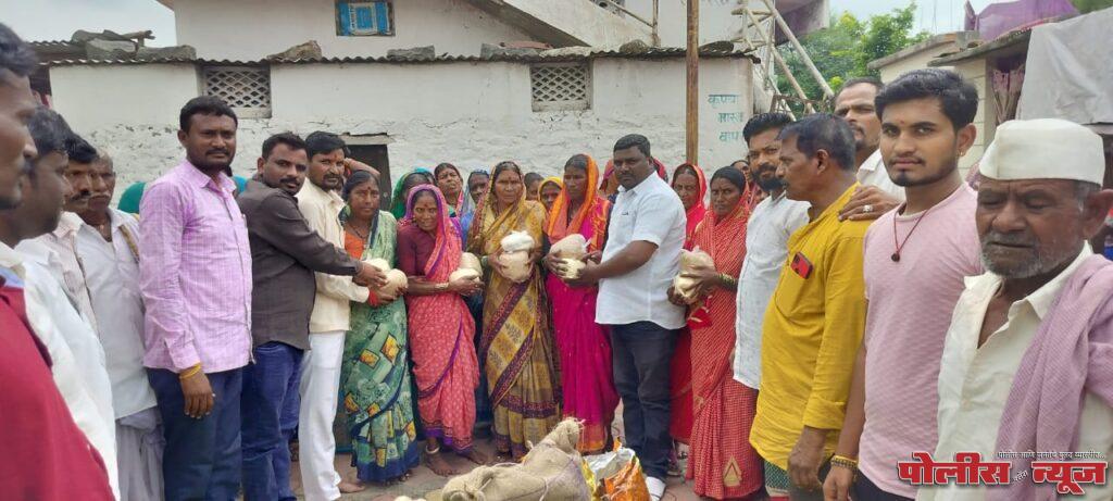 बोरगाव येथे मानवाधिकार संरक्षण समितीच्या वतीने अन्नधान्याचे वाटप