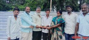 कामगारांच्या मुलाचा अपघाताने गळा चिरला!! तिथे मदतीला स्वप्निल अण्णा जाधव धावला!!