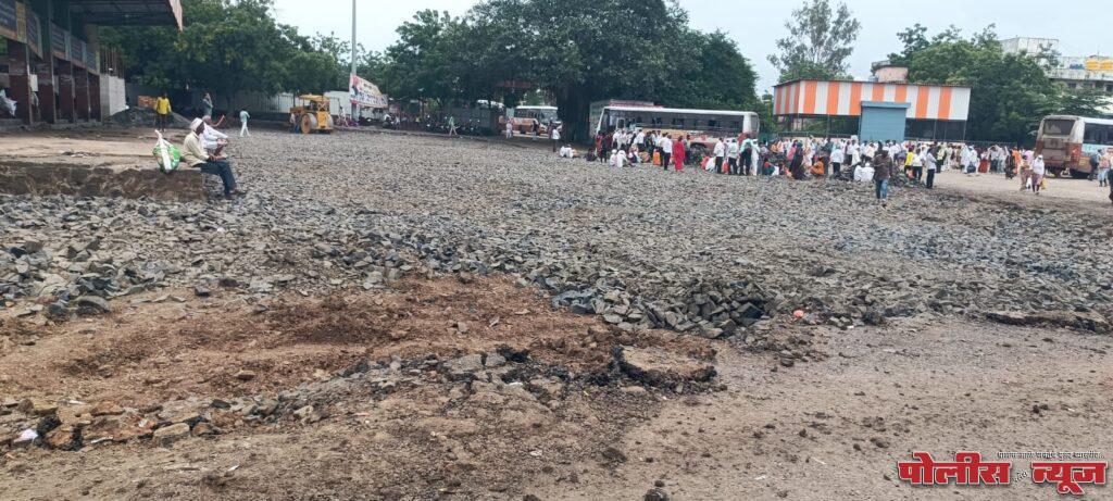 अहमदपूर बस स्थानक नूतनीकरण: निकृष्ट कामामुळे प्रवाशांचे हाल;आगार प्रमुखांचे दुर्लक्ष गौडबंगालचा संशय