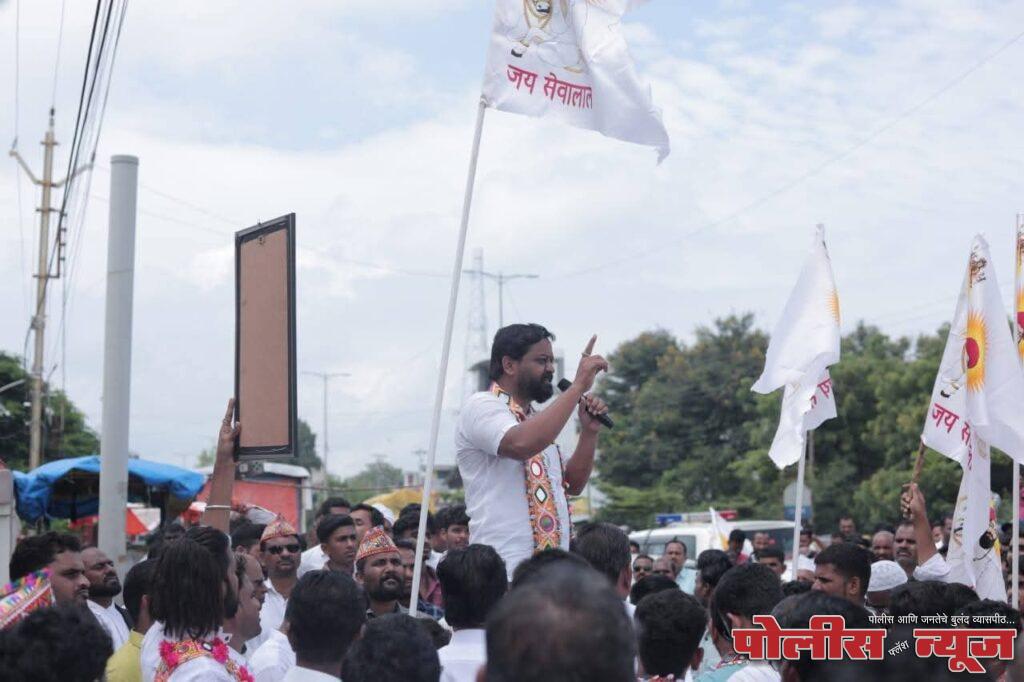 हजारो बंजारा बांधवांच्या उपस्थितीत एसटी आरक्षणाच्या मागणीचे निवेदन दिले.