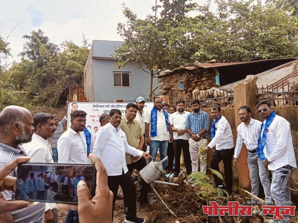 उदगीर येथे रिपाई आठवले च्या वतीने लिंगायत स्मशान भूमी फुलेनगरयेथे वृक्षारोपण