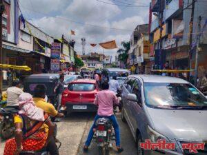 बेशिस्त पार्किंगने नागरिक हैराण! छत्रपती शिवाजी महाराज चौक ते सुनील जनरल स्टोअर्स मार्गावर वाहतूक कोंडीचा नवा 'अड्‌डा'