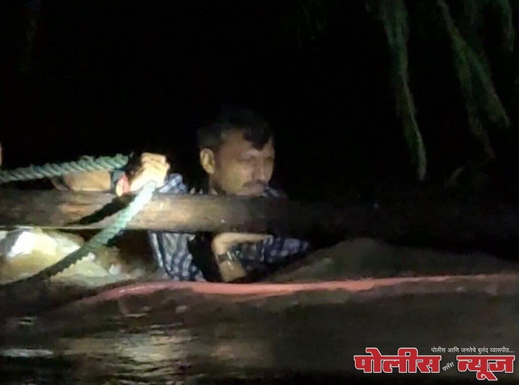 नेता असावा तर असा ; वडनेरच्या पुरात खासदार ओमराजे निंबाळकरांनी दाखवला माणुसकीचा झरा!