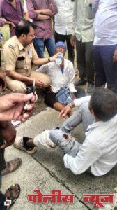 खाकीतला 'देवमाणूस'! अपघातातील जखमींना RTO अधिकाऱ्याने दिली मायेची ऊब; स्वतःचा रुमाल बांधून केली मदत