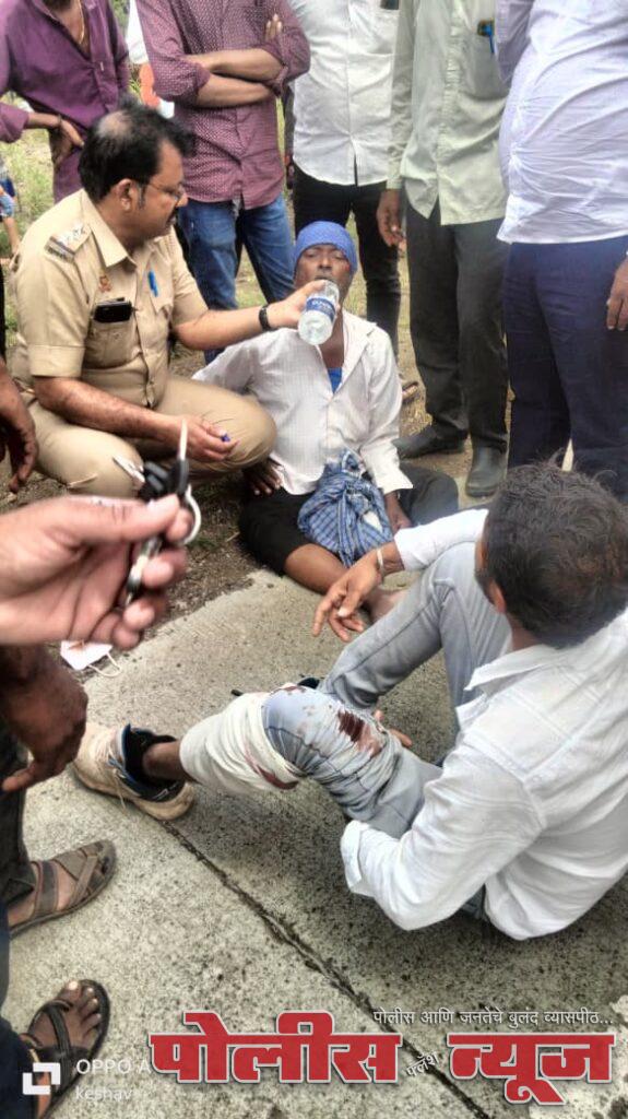 खाकीतला 'देवमाणूस'! अपघातातील जखमींना RTO अधिकाऱ्याने दिली मायेची ऊब; स्वतःचा रुमाल बांधून केली मदत