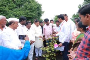 नैसर्गिक संकटात शेतकऱ्यांना दिलासा! सहकार मंत्री बाबासाहेब पाटील यांनी केली अहमदपूरमधील अतिवृष्टीग्रस्त भागाची पाहणी