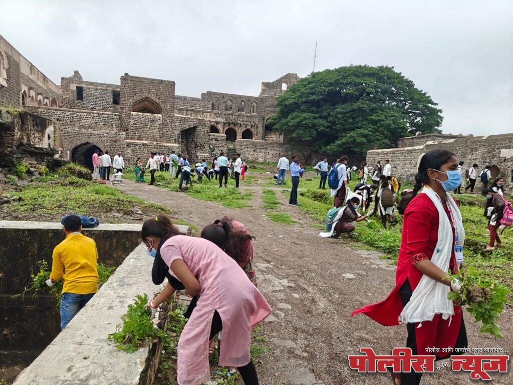 सेवा पंधरवाडा अंतर्गत उदगीर किल्ला स्वच्छता मोहीम संपन्न