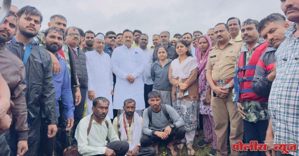 सहकार मंत्र्यांची तत्परता! चिलखा येथे अतिवृष्टीत अडकलेल्या तीन मजुरांची बाबासाहेब पाटील यांच्या उपस्थितीत सुटका