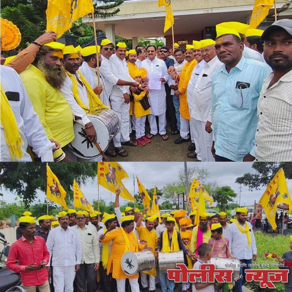 "धनगर समाजाला न्याय मिळवून देण्यासाठी मी कटिबद्ध" - सहकार मंत्री बाबासाहेब पाटील​आरक्षणाच्या मागणीसाठी शिरूर ताजबंद येथे धनगर समाजाचे 'ढोल बजाओ' आंदोलन