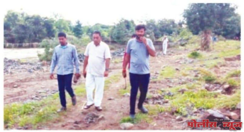 शिवनखेड येथील नुकसानग्रस्त शेतीची सभापती मंचकराव पाटील यांच्याकडून पाहणी