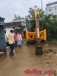 अहमदपूरमध्ये अतिवृष्टीमुळे नागरिकांच्या घरात पाणी; माजी नगरसेवक बालाजी पाटील आगलावे यांनी तातडीने केली मदत!