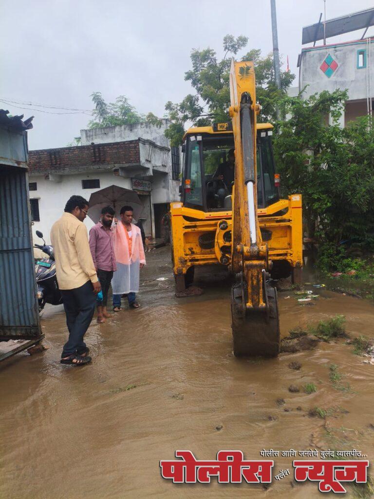 अहमदपूरमध्ये अतिवृष्टीमुळे नागरिकांच्या घरात पाणी; माजी नगरसेवक बालाजी पाटील आगलावे यांनी तातडीने केली मदत!