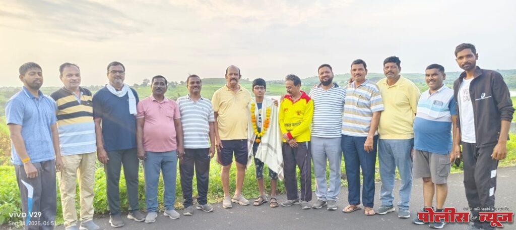 जिल्हास्तरीय जलतरण स्पर्धेत प्रथम आल्याबद्दल सर्वेश होनराव चा सत्कार