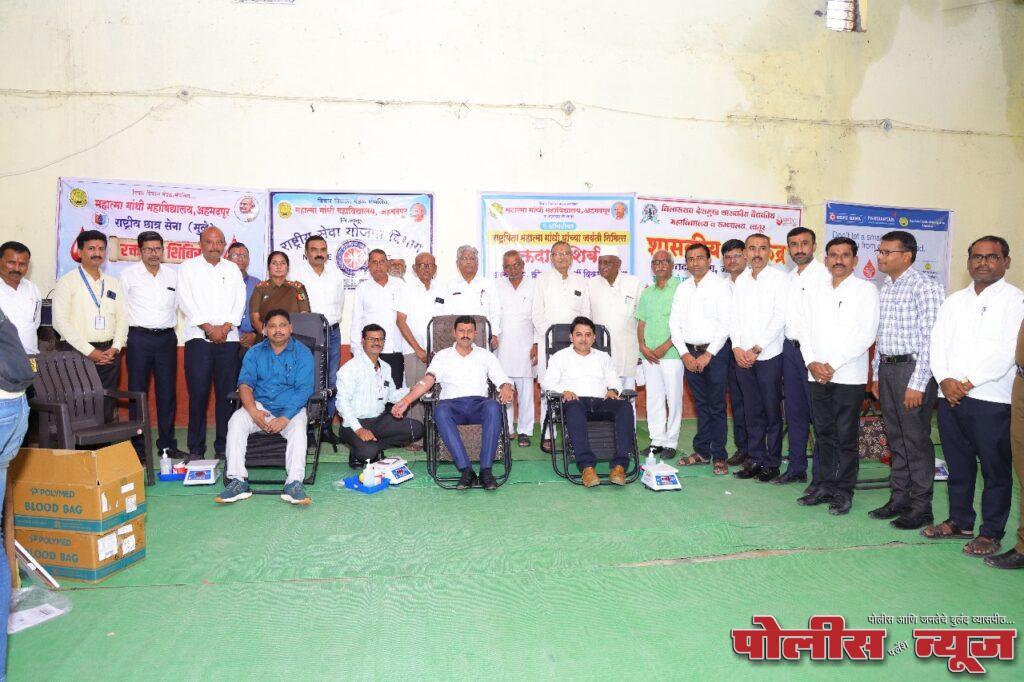महात्मा गांधी महाविद्यालयात रक्तदान शिबीर उत्साहात संपन्न