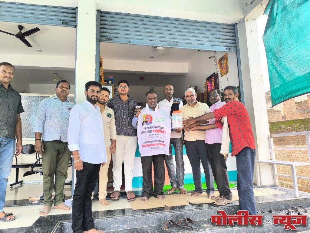 सहकारी उद्योगांना कर्जमुक्त करण्यासाठी शेतकरी पुत्र सहदेव व्होनाळे यांचे 'भीक मागो' आंदोलन संपन्न; २,०५६ रुपये जमा