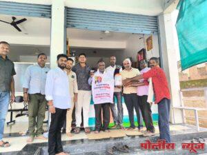 सहकारी उद्योगांना कर्जमुक्त करण्यासाठी शेतकरी पुत्र सहदेव व्होनाळे यांचे 'भीक मागो' आंदोलन संपन्न; २,०५६ रुपये जमा