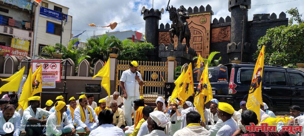 एसटी आरक्षणाच्या मागणीसाठी अहमदपूरमध्ये धनगर समाजाचे धरणे आंदोलन