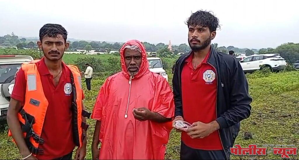 महात्मा गांधी महाविद्यालयाच्या 'आपदा मित्र' विद्यार्थ्यांकडून पुरात अडकलेल्या मजुरांची सुटका