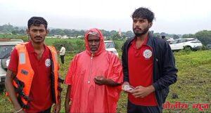 महात्मा गांधी महाविद्यालयाच्या 'आपदा मित्र' विद्यार्थ्यांकडून पुरात अडकलेल्या मजुरांची सुटका