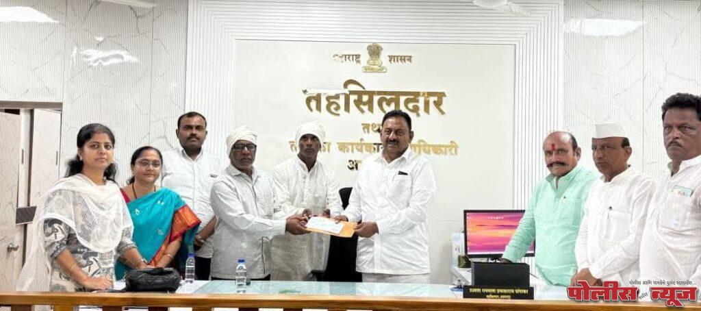 नांदुरा (खुर्द्) येथील पूरग्रस्तांना सहकारमंत्र्यांच्या हस्ते मदत; 'दुःखातून सावरण्यासाठी शासन तुमच्यासोबत' - ना. बाबासाहेब पाटील