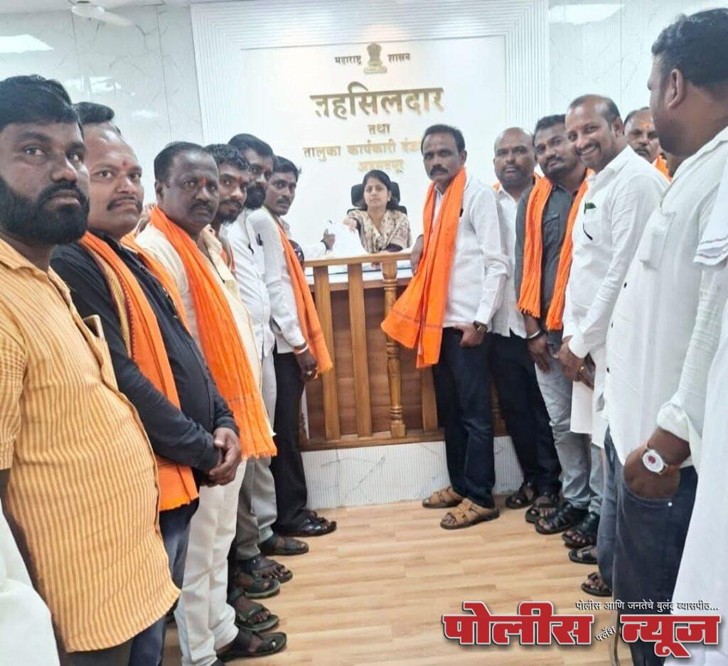 अतिवृष्टीमुळे नुकसान: ओला दुष्काळ जाहीर करण्याची, कर्जमुक्तीची मागणी; शिवसेनेचे (उद्धव बाळासाहेब ठाकरे) अहमदपूरमध्ये धरणे आंदोलन