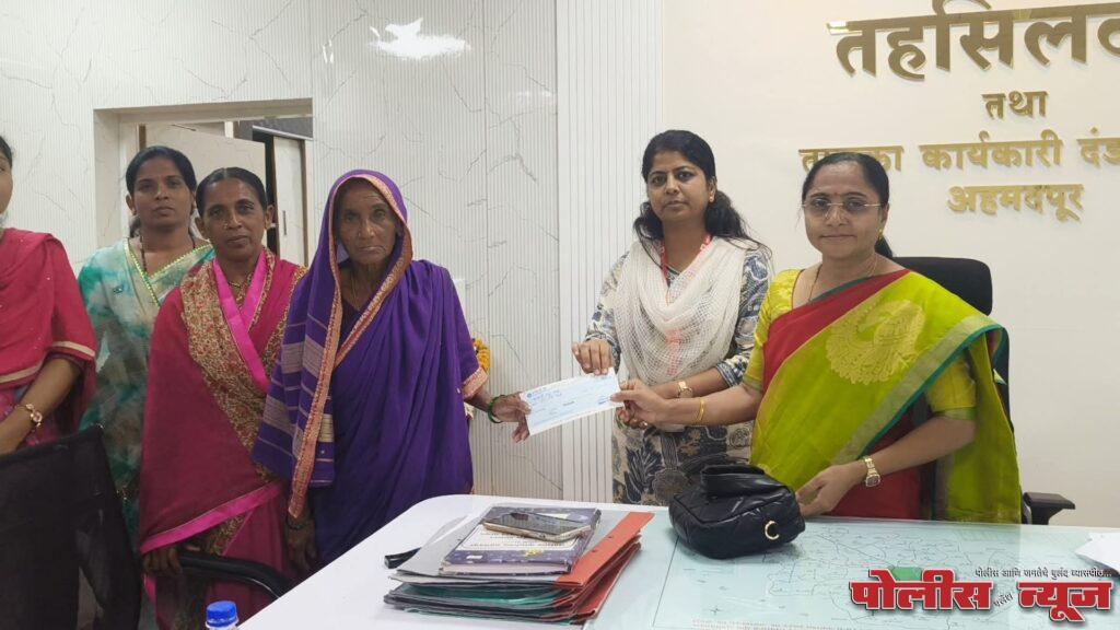 प्रशासनाकडून तातडीची मदत: मन्याड नदीच्या पुरात मयत झालेल्या लहू पोले यांच्या कुटुंबाला मदतीचा धनादेश सुपूर्द