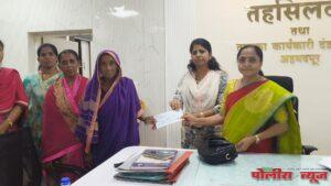 प्रशासनाकडून तातडीची मदत: मन्याड नदीच्या पुरात मयत झालेल्या लहू पोले यांच्या कुटुंबाला मदतीचा धनादेश सुपूर्द