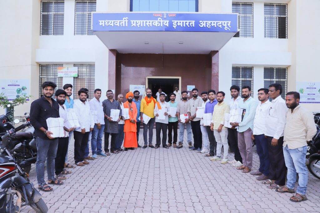 'हैदराबाद गॅझेटमध्ये राजुरचा उल्लेख, यापेक्षा मोठा पुरावा नाही!' - ॲड. स्वप्निल व्हत्ते यांचे प्रतिपादन; ऐतिहासिक 'राजूर' नामकरणासाठी १०,२०० निवेदनांसह उपजिल्हाधिकाऱ्यांकडे साकडे