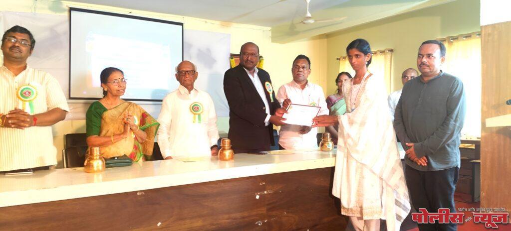 हावगीस्वामीच्या कु.श्रद्धा नागरगोजे यांना अभिजात काव्य पाठांतर स्पर्धेत प्रथम पारितोषिक