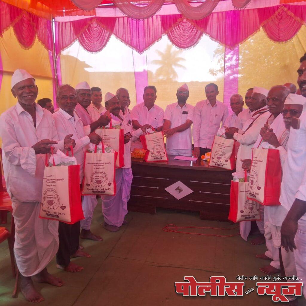 "चेअरमन राजकुमार सोमवंशींचा आदर्श घेऊन इतर सोसायट्यांनी शेतकऱ्यांना मदत करावी": सभापती मंचकराव पाटील