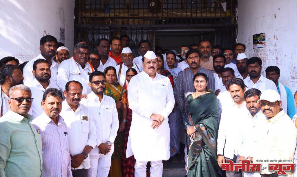 आ. रमेशआप्पा कराड यांच्या उपस्थितीत रेणापूर नगराध्यक्ष पदासाठी भाजपाकडून शोभा शामराव आकनगिरे यांचा उमेदवारी अर्ज दाखल