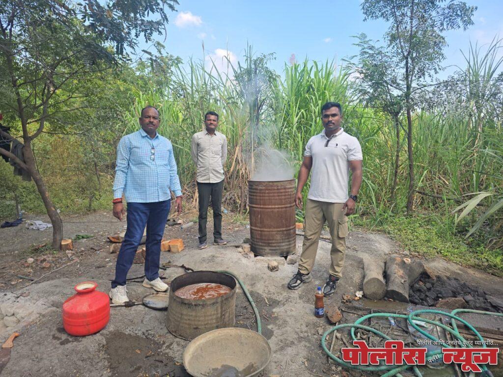 हातभट्टी दारु अड्ड्यांवर छापेमारी 96,000 रुपयांचा मुद्देमाल जप्त.