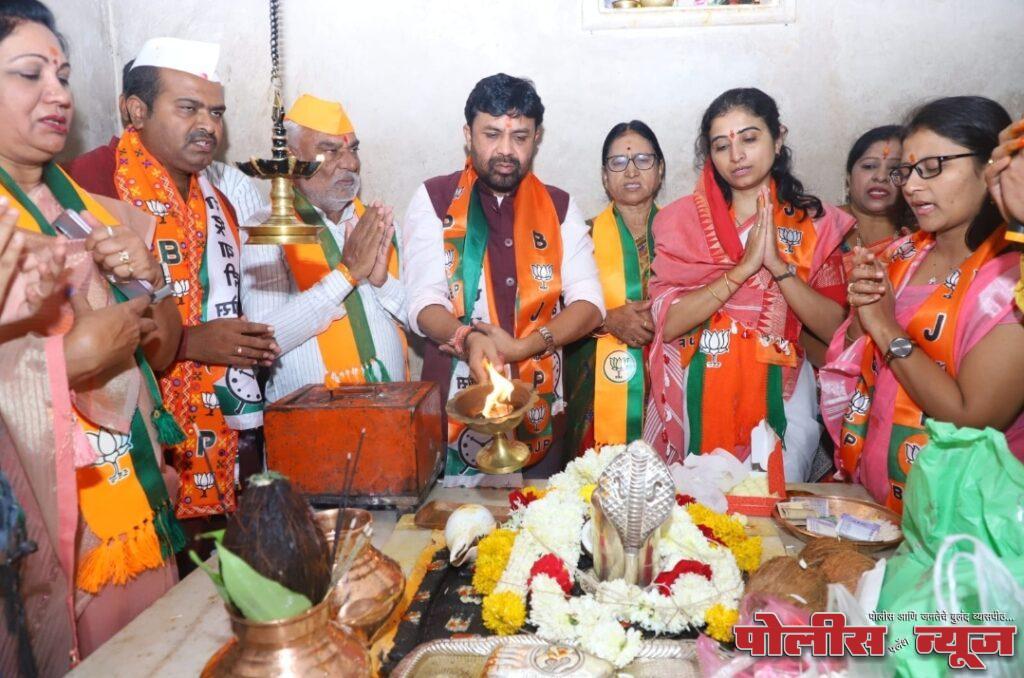 महायुतीच्या उमेदवाराचा उदागीरबाबा यांच्या महाआरतीने प्रचाराचा शुभारंभ,