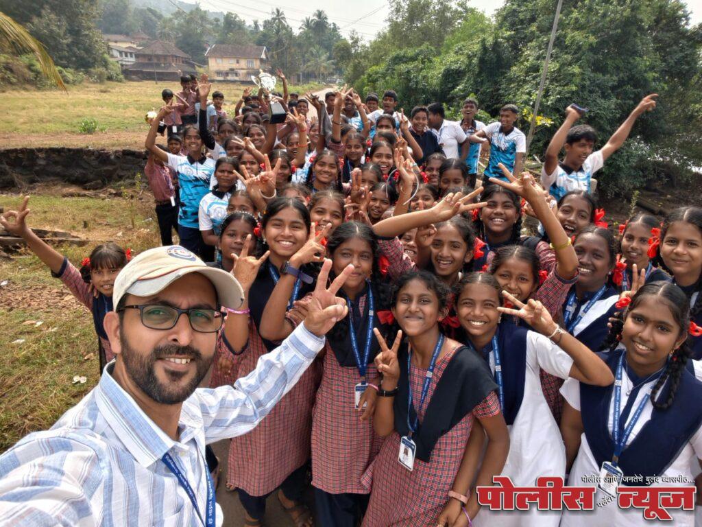 दि मॉडेल इंग्लिश स्कूल सैतवडेयेथील विद्यार्थ्यांची मिरवणूक संपन्न