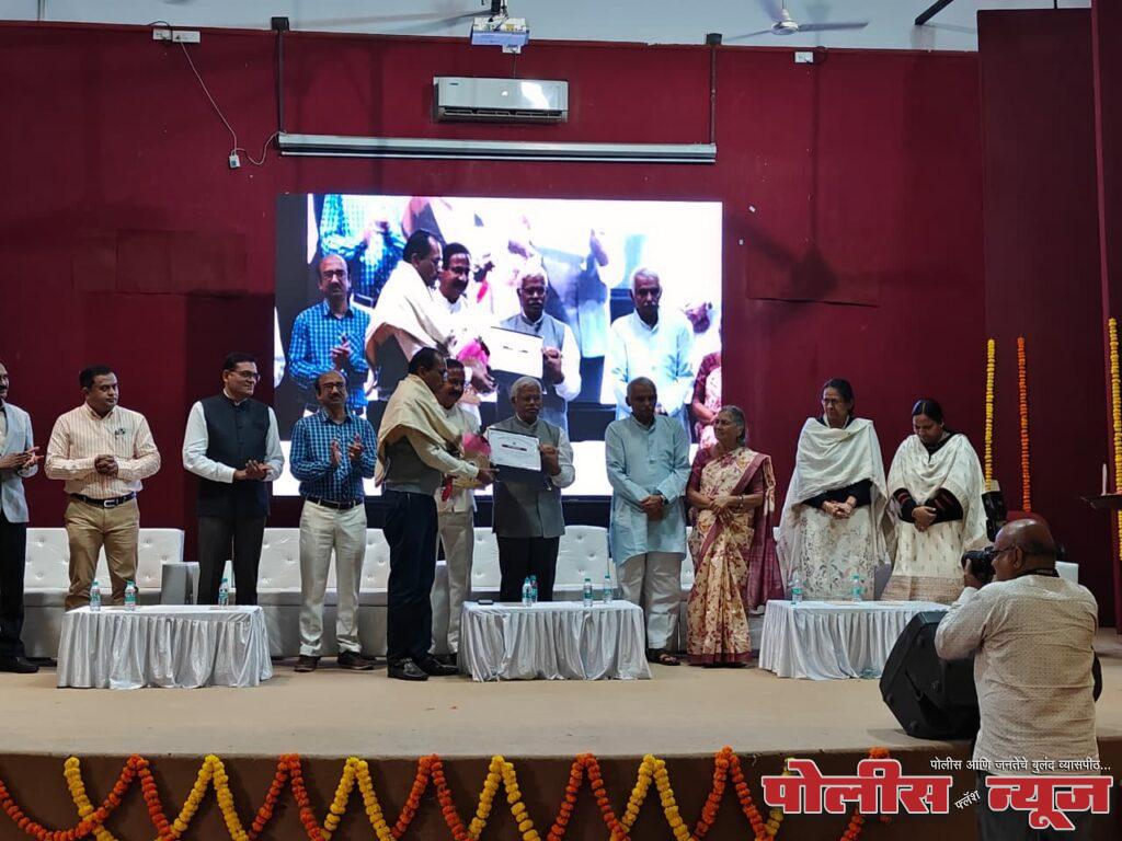 डाॅ. प्रफुल्लकुमार पाटील यांना उत्कृष्ट अधिकारी पुरस्कार प्रदान