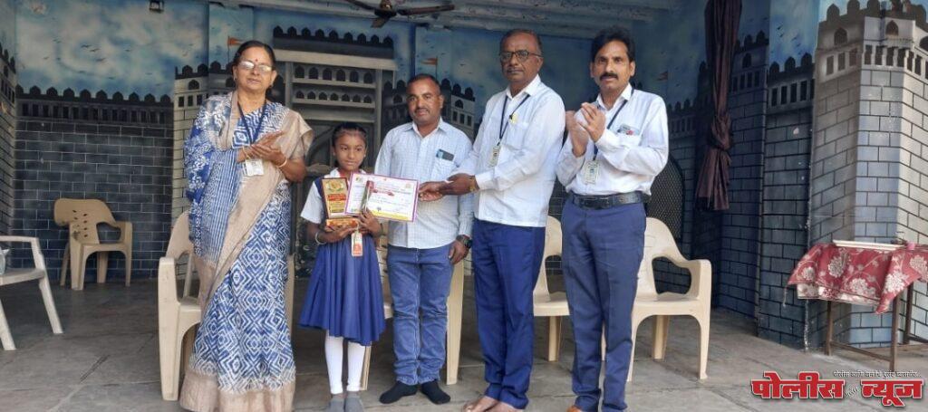 लालबहादुर शास्त्री प्राथमिक शाळेतील विद्यार्थीनीचे वक्तृत्व स्पर्धेत यश.