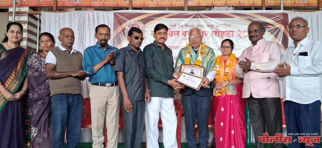 दृष्टिहीनांच्या जीवनात प्रकाश निर्माण करणाऱ्या डॉ. रामप्रसाद लखोटिया यांचा गौरव