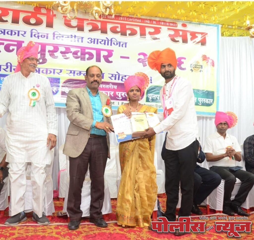 श्रीधर सावळे यांचा दर्पण रत्न पुरस्काराने गौरव