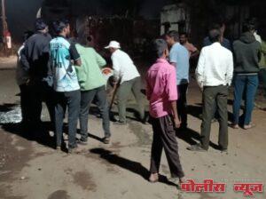 मालेवाडीच्या तरुणांची कौतुकास्पद सामाजिक बांधिलकी, लोक वर्गणीतून रस्त्याची दुरुस्ती