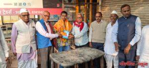 आरती अशोक तोंडारे हीने कठोर परिश्रम करून ध्येय प्राप्त केल्याबद्दल त्याचा सत्कार करून अर्थसहाय्य