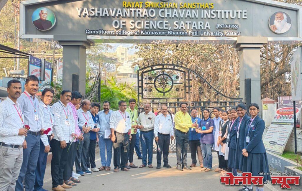 बारावी परीक्षेचा श्रीगणेशा; यशवंतराव चव्हाण इन्स्टिट्यूटमध्ये विद्यार्थ्यांचे गुलाबपुष्प देऊन स्वागत