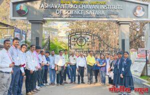 बारावी परीक्षेचा श्रीगणेशा; यशवंतराव चव्हाण इन्स्टिट्यूटमध्ये विद्यार्थ्यांचे गुलाबपुष्प देऊन स्वागत