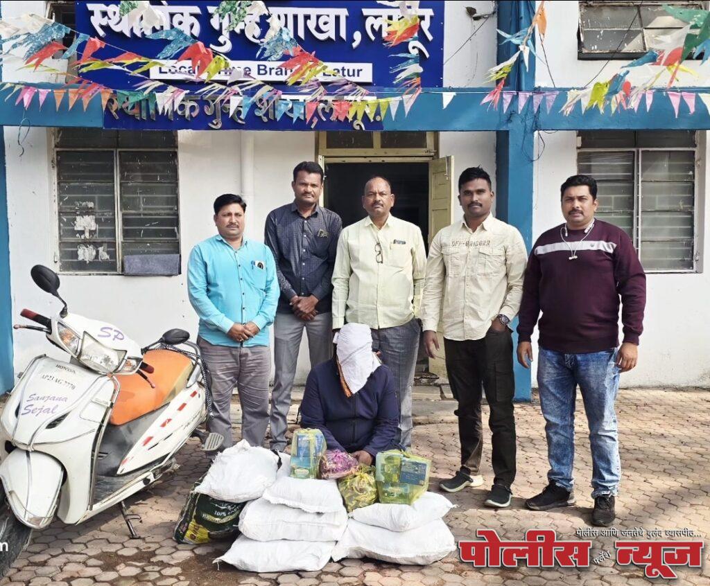 लातूर मध्ये अवैध गुटखा विक्रीवर कारवाई; वाहनासह १ लाख ०६ हजार ७०० रुपयांचा मुद्देमाल जप्त