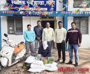 लातूर मध्ये अवैध गुटखा विक्रीवर कारवाई; वाहनासह १ लाख ०६ हजार ७०० रुपयांचा मुद्देमाल जप्त